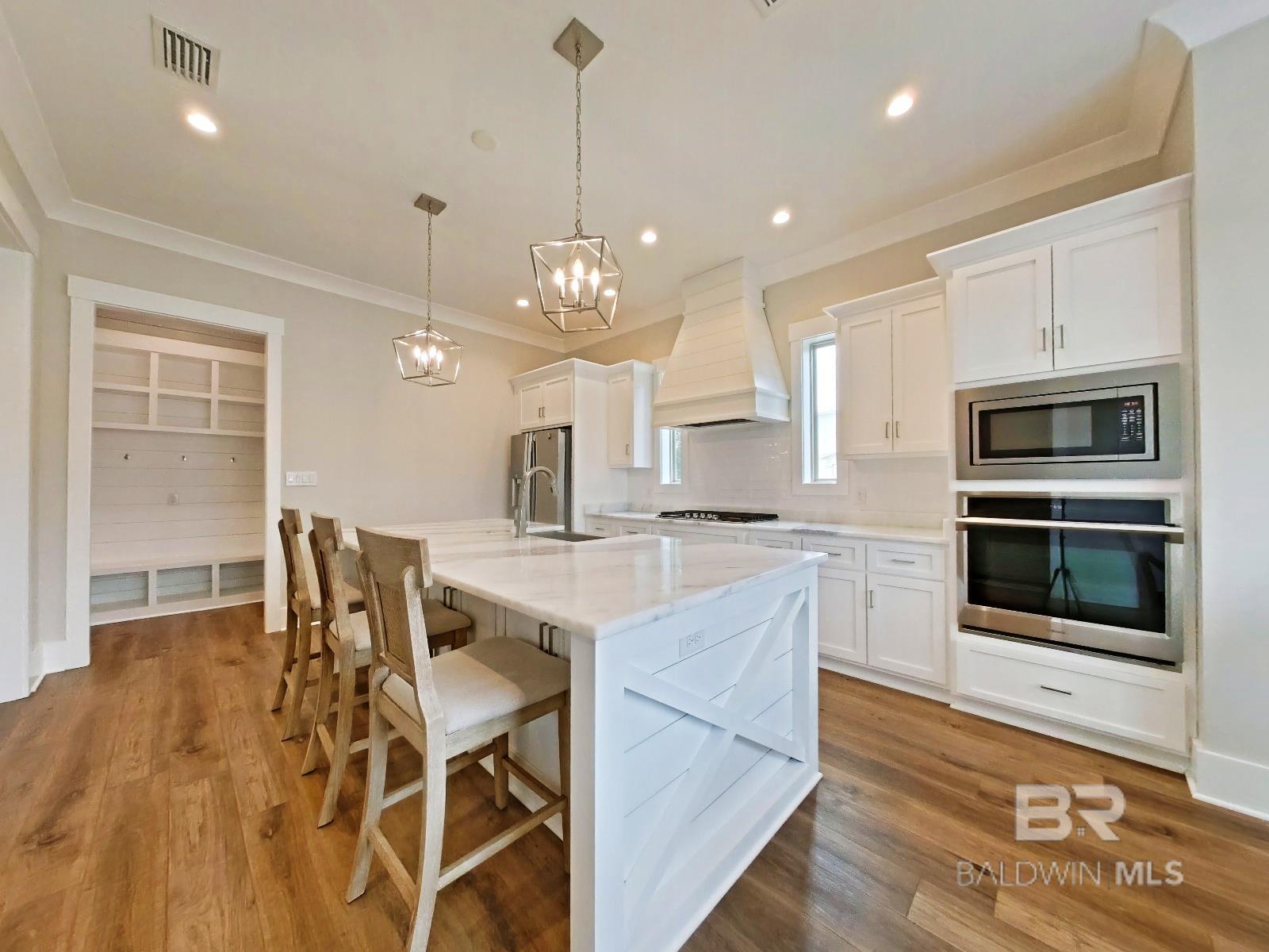 7087 Lakeview Drive