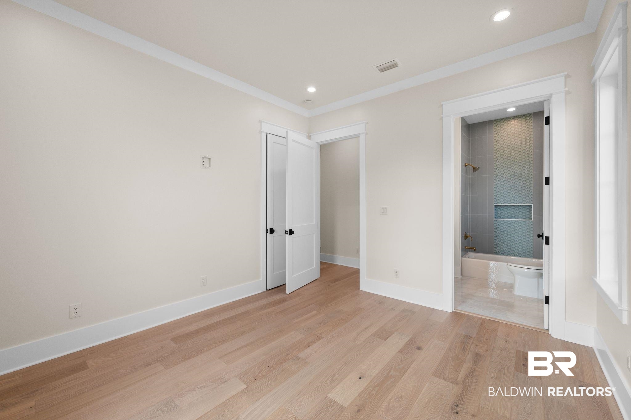 864 Inlet Circle