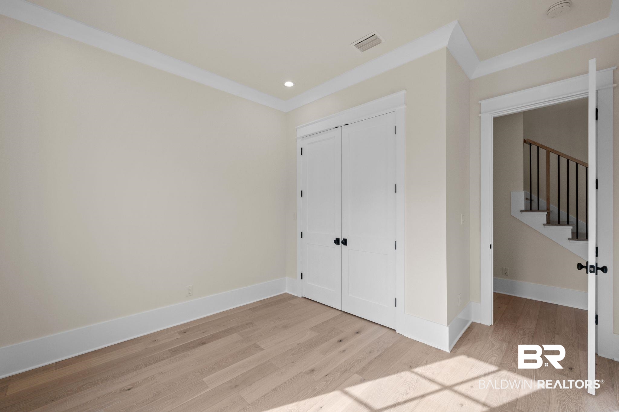 864 Inlet Circle