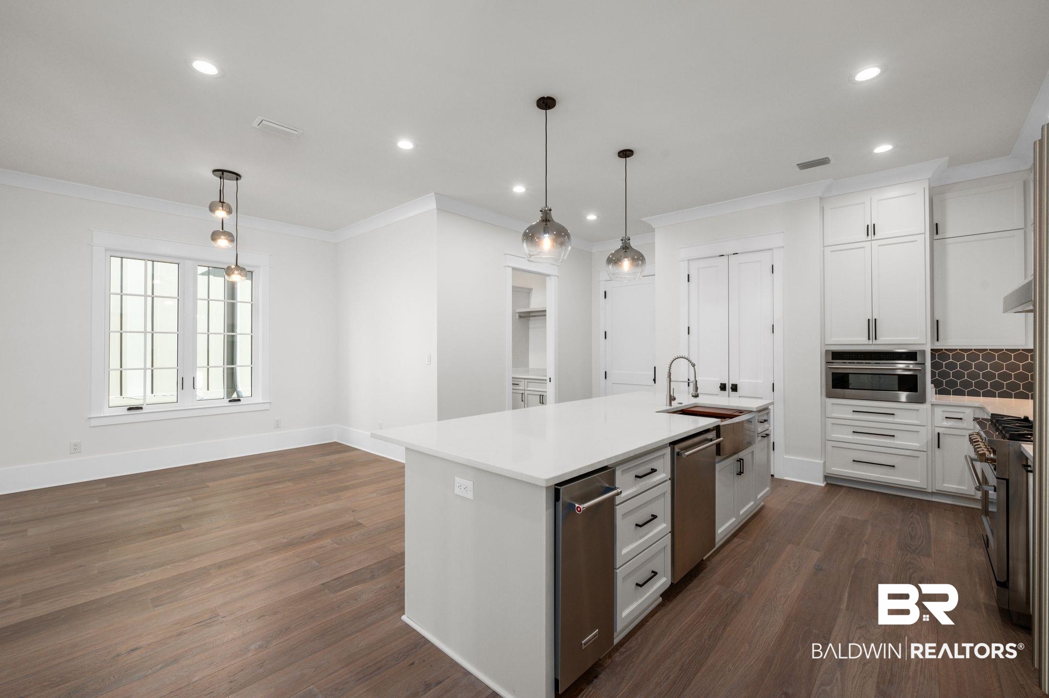 906 Inlet Circle