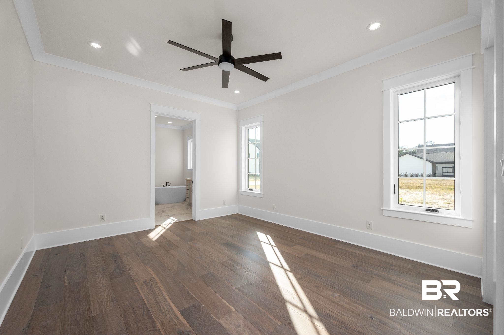 906 Inlet Circle