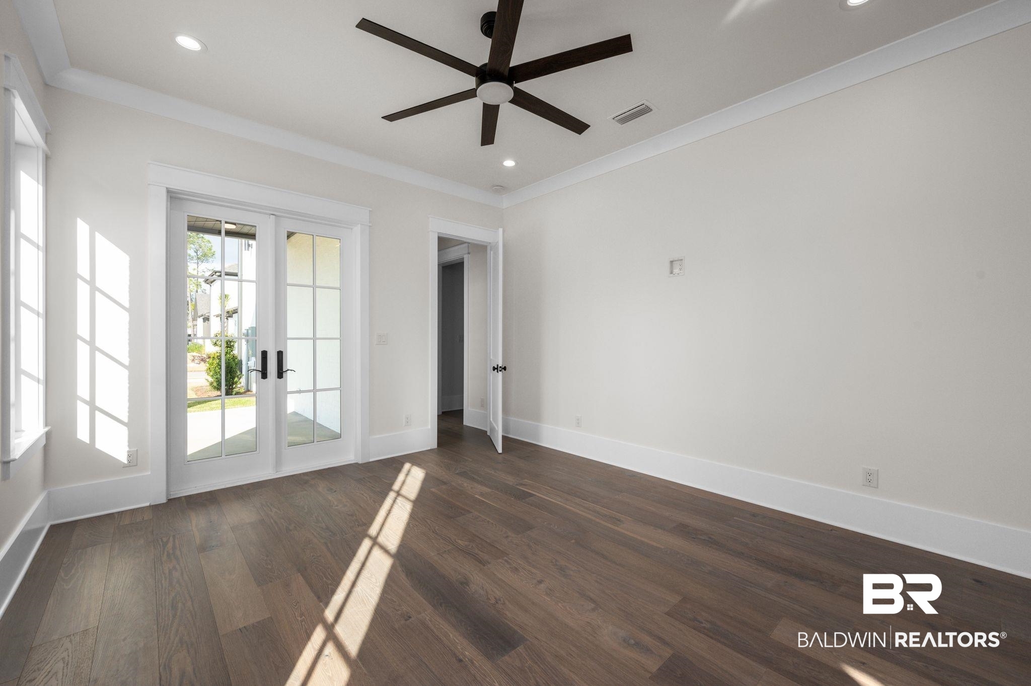 906 Inlet Circle