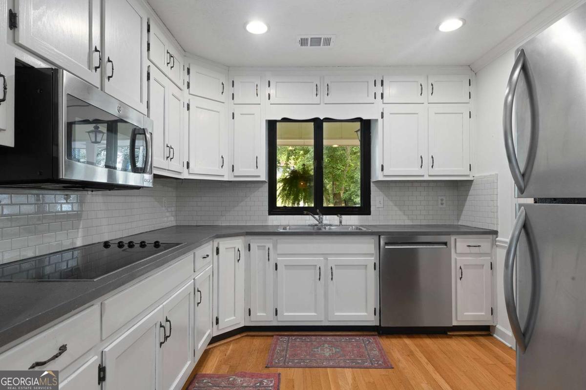 905 Hunterhill Drive