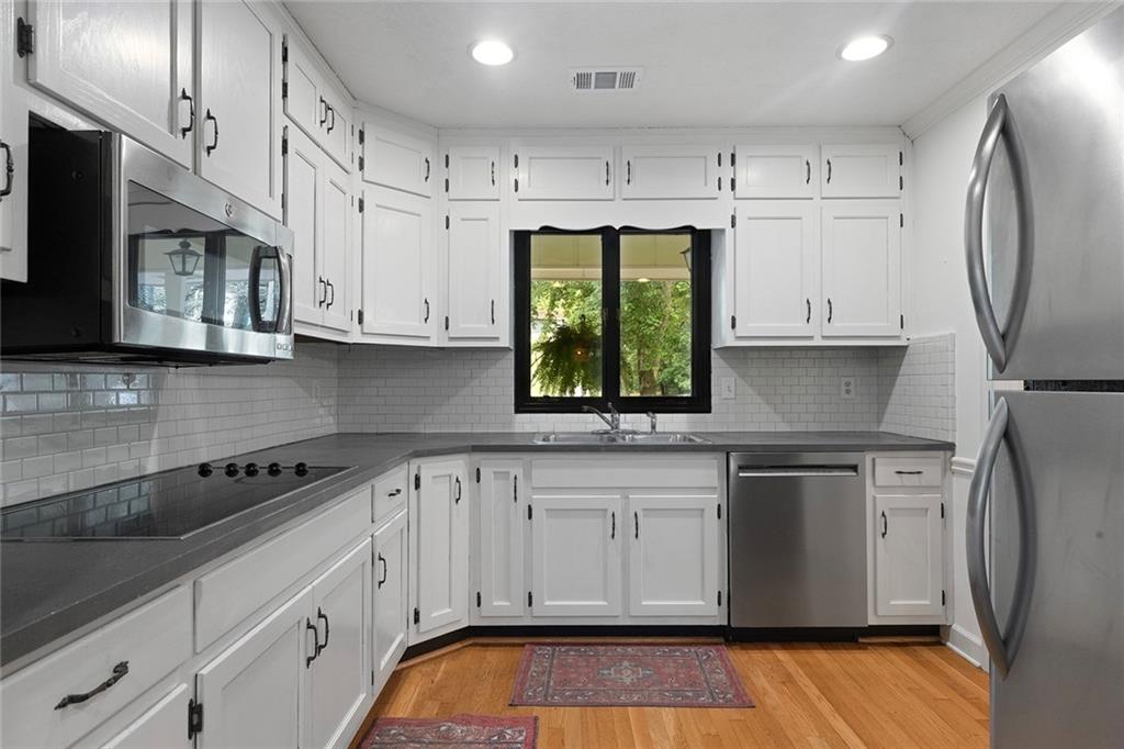 905 Hunterhill Drive