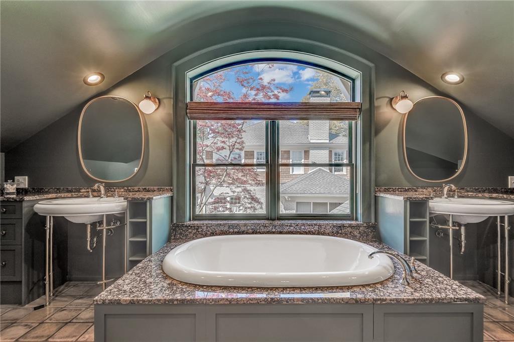 1289 Oxford Road NE