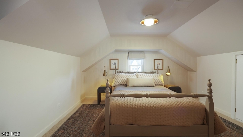 2395 Lake Park Ter