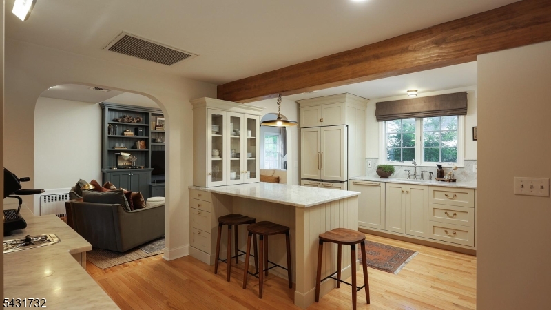 2395 Lake Park Ter
