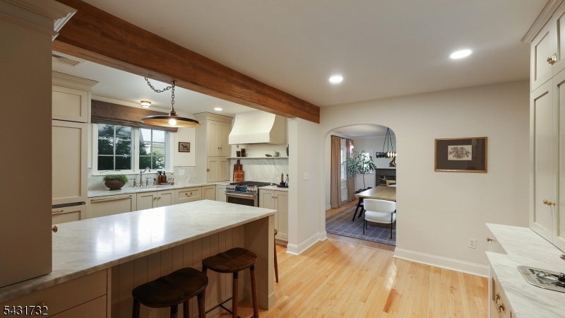 2395 Lake Park Ter