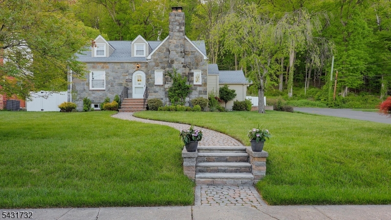 2395 Lake Park Ter