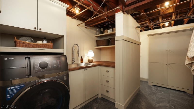2395 Lake Park Ter