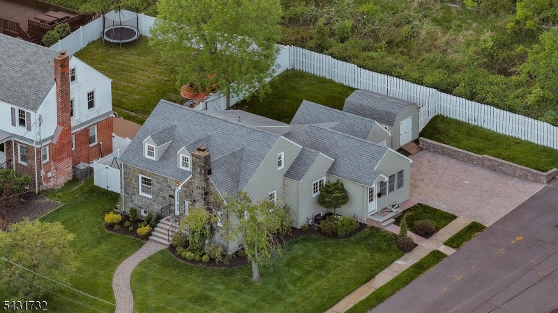 2395 Lake Park Ter