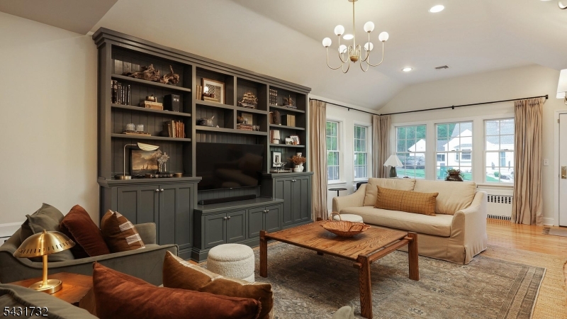 2395 Lake Park Ter