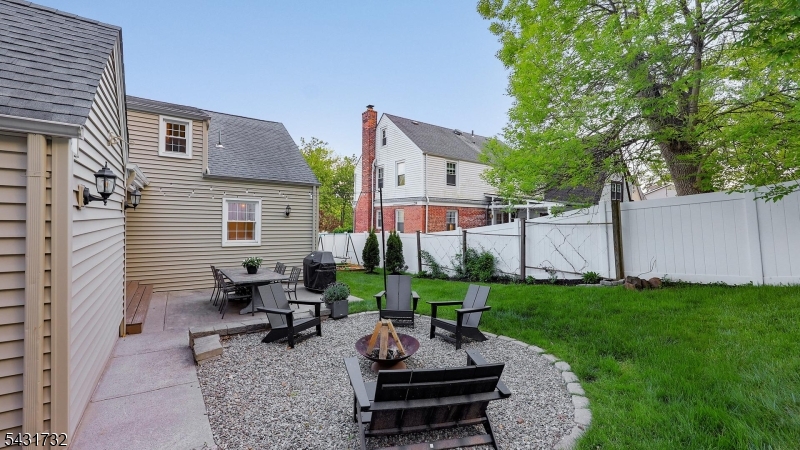 2395 Lake Park Ter