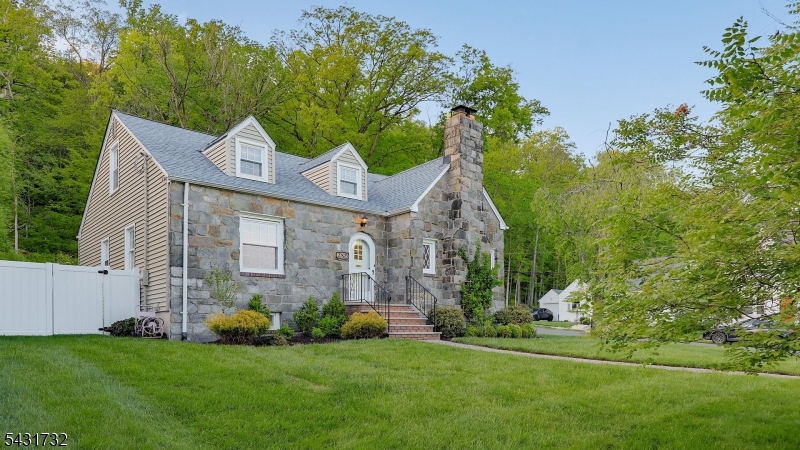 2395 Lake Park Ter