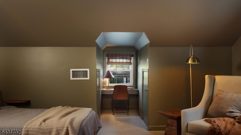 2395 Lake Park Ter