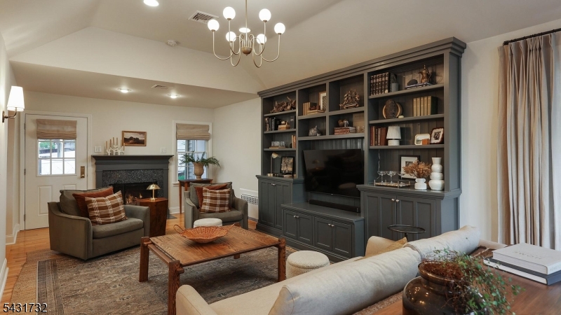 2395 Lake Park Ter