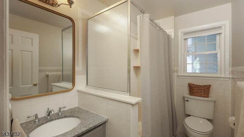 2395 Lake Park Ter