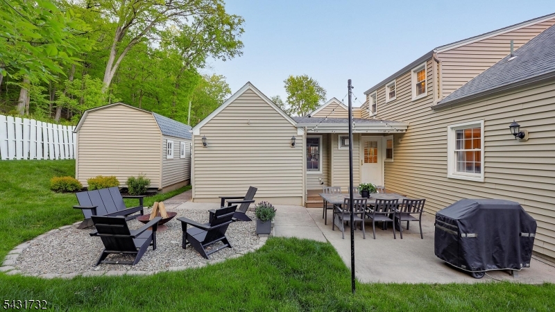 2395 Lake Park Ter