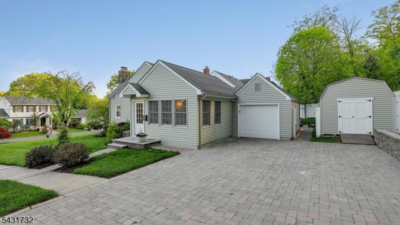2395 Lake Park Ter