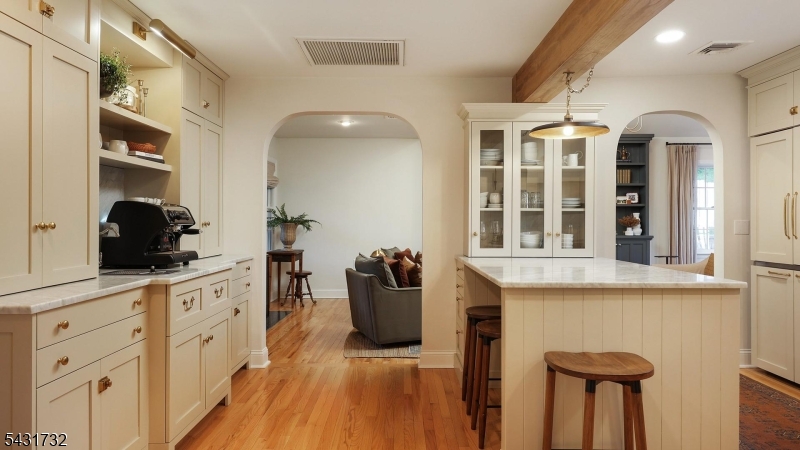 2395 Lake Park Ter
