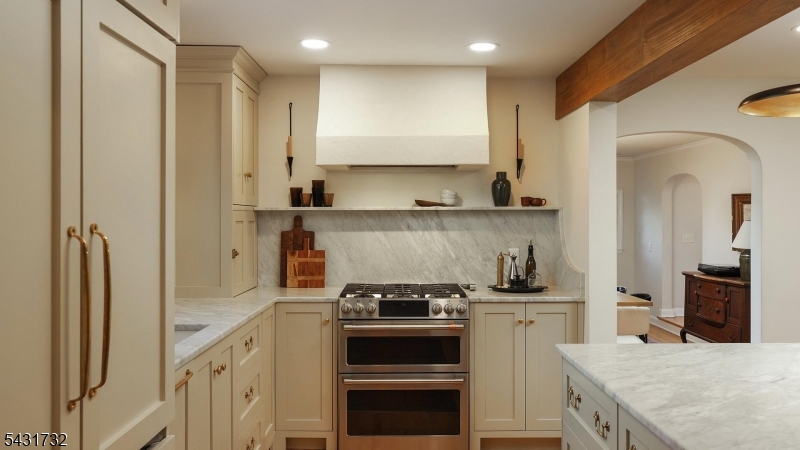 2395 Lake Park Ter