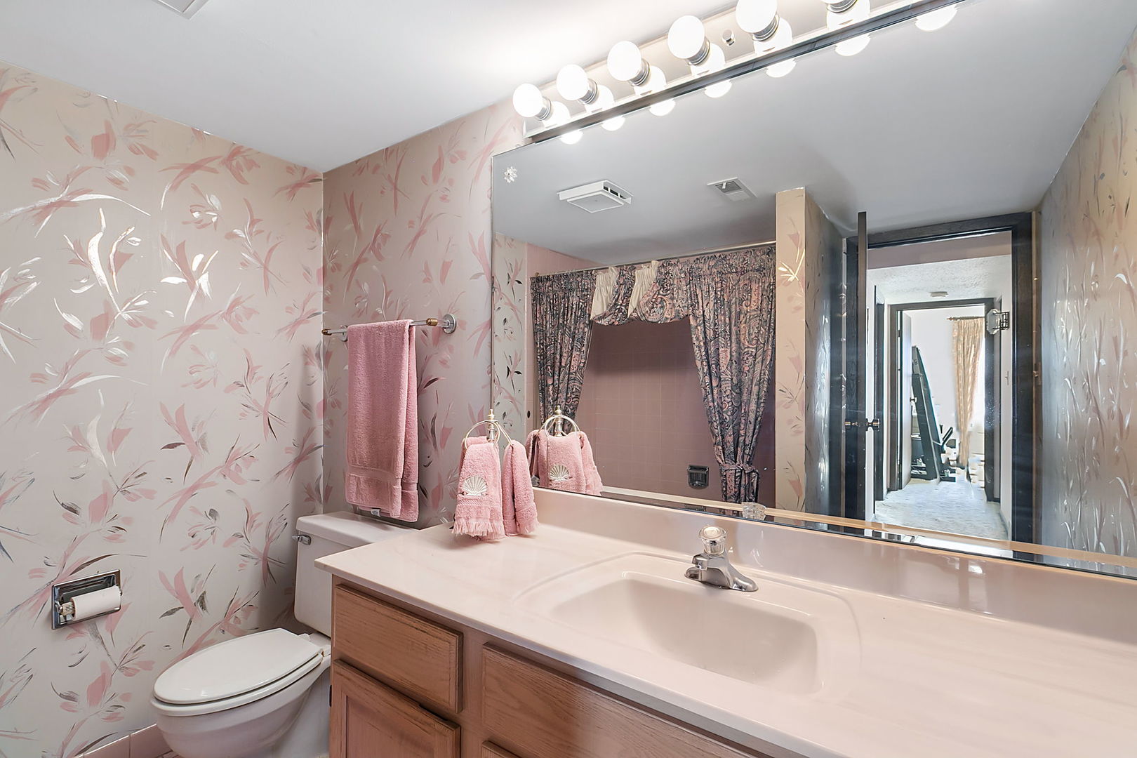 13613 Lamon Avenue Unit: 619