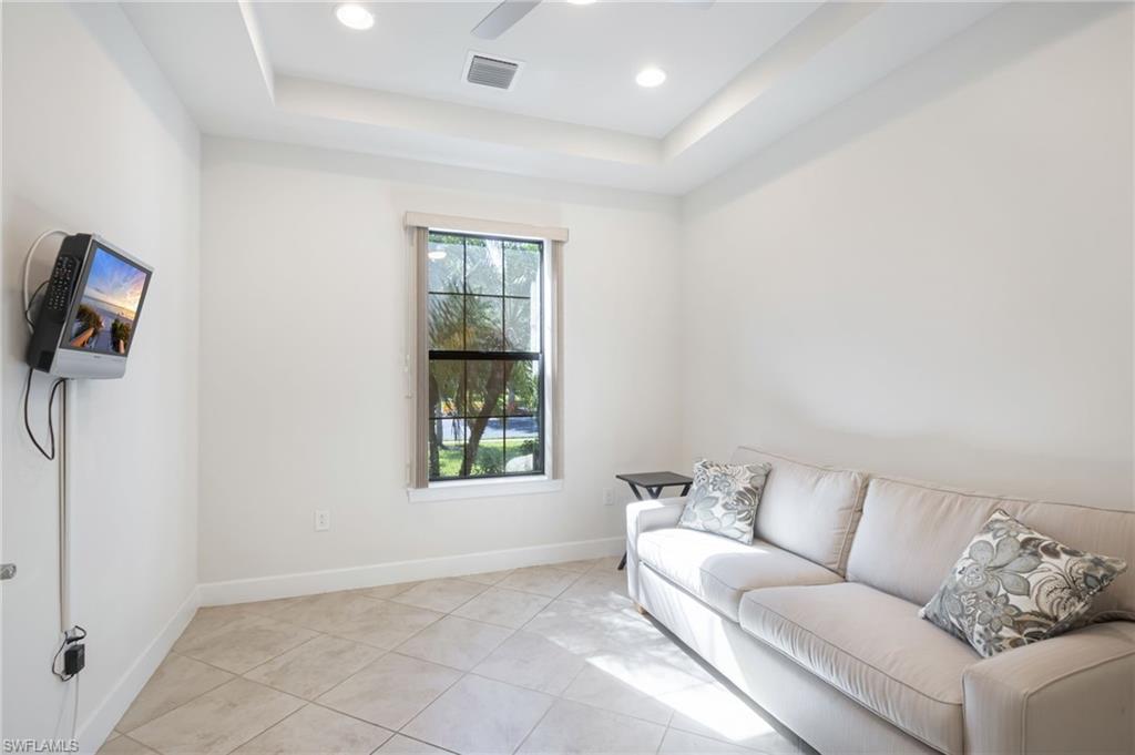 9074 Triangle Palm LN