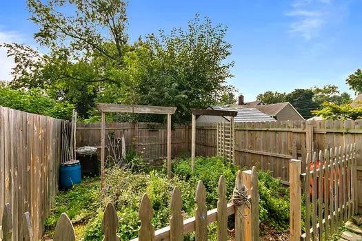 910 Institute Street