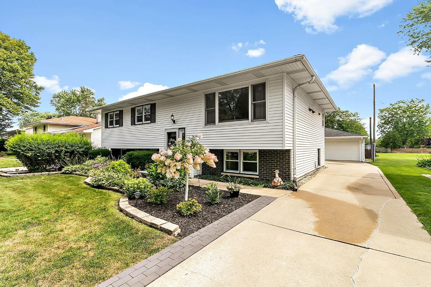 9605 Hawthorne Drive