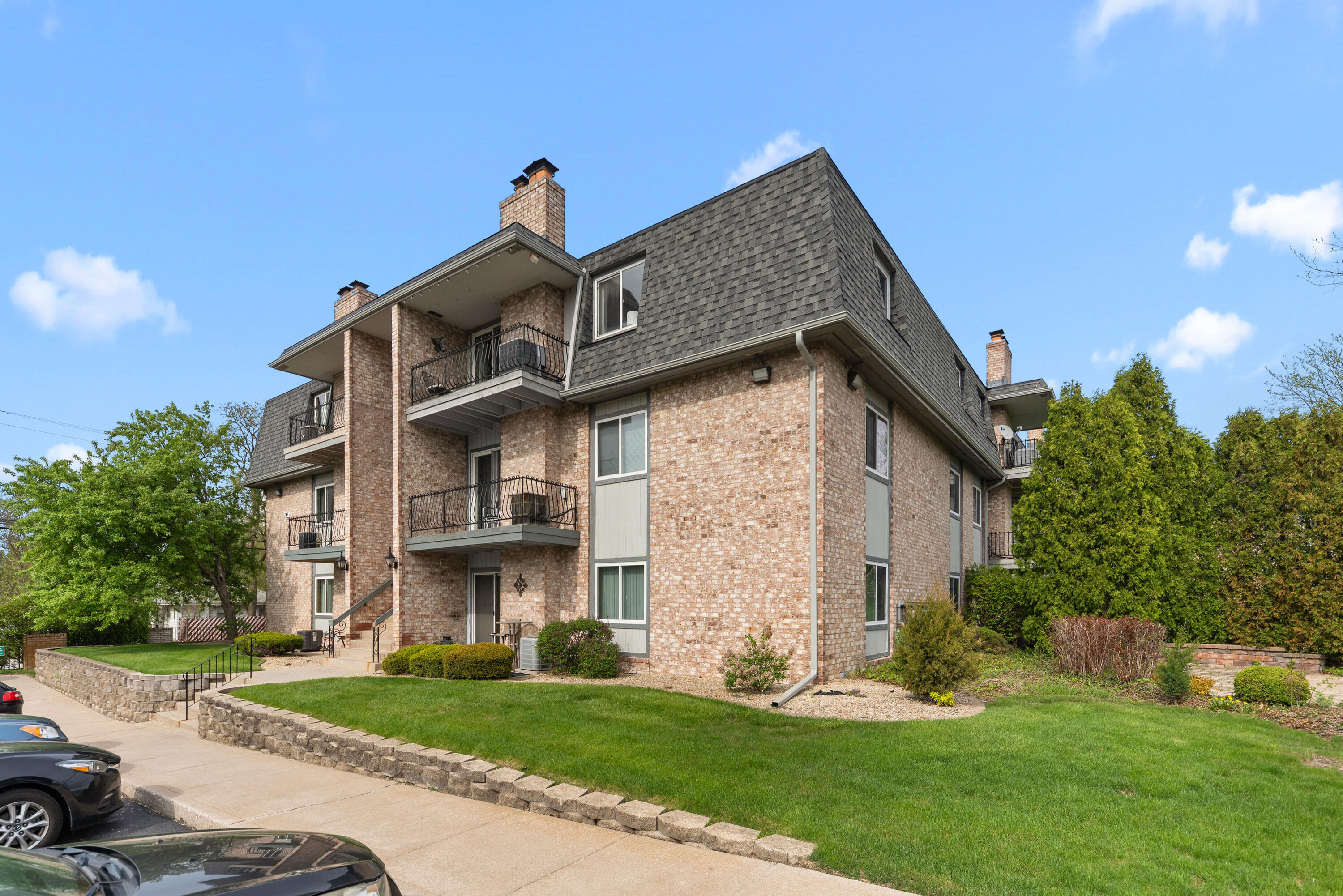 245 W Joliet Street 103