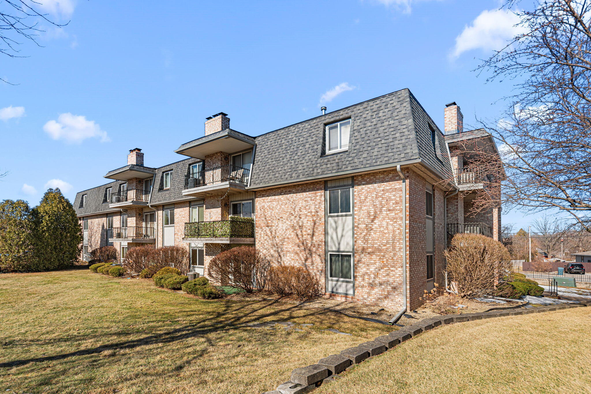 245 W Joliet Street Unit: 103