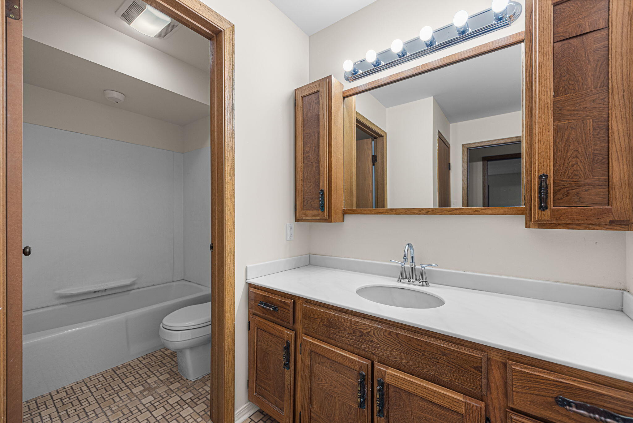 245 W Joliet Street Unit: 103