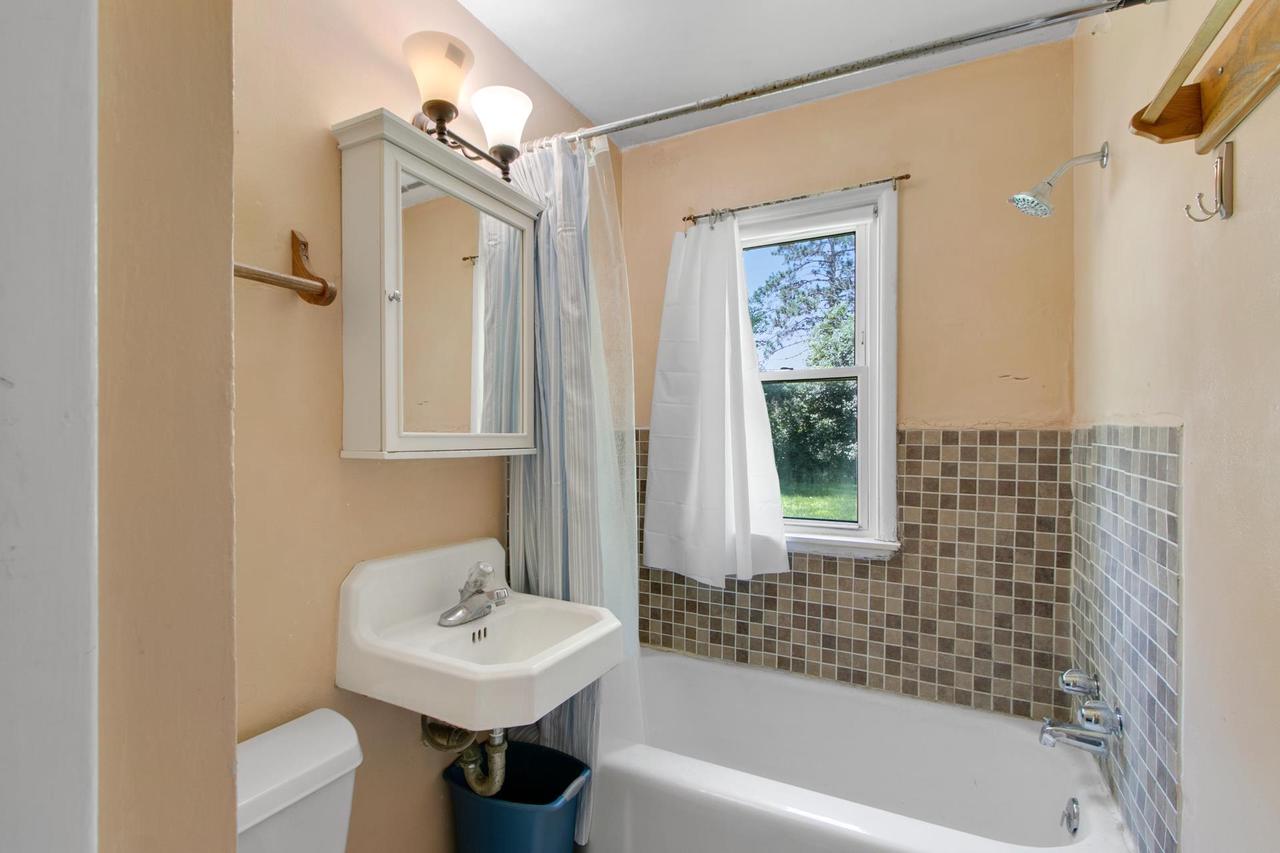 803 North Oakhill Avenue