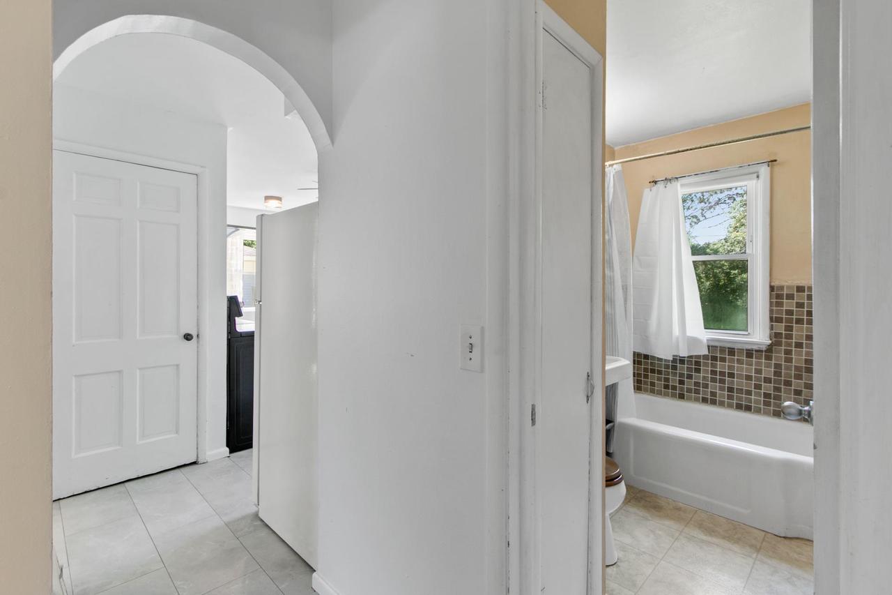 803 North Oakhill Avenue