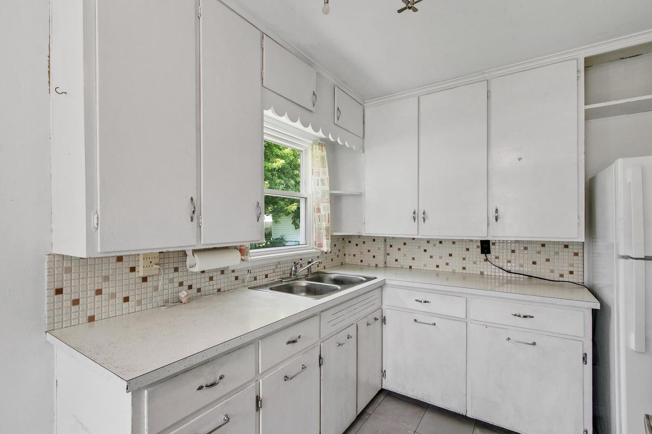 803 North Oakhill Avenue