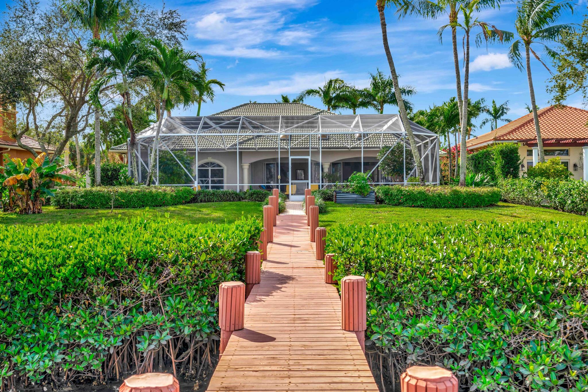 8733 SE Compass Island Way