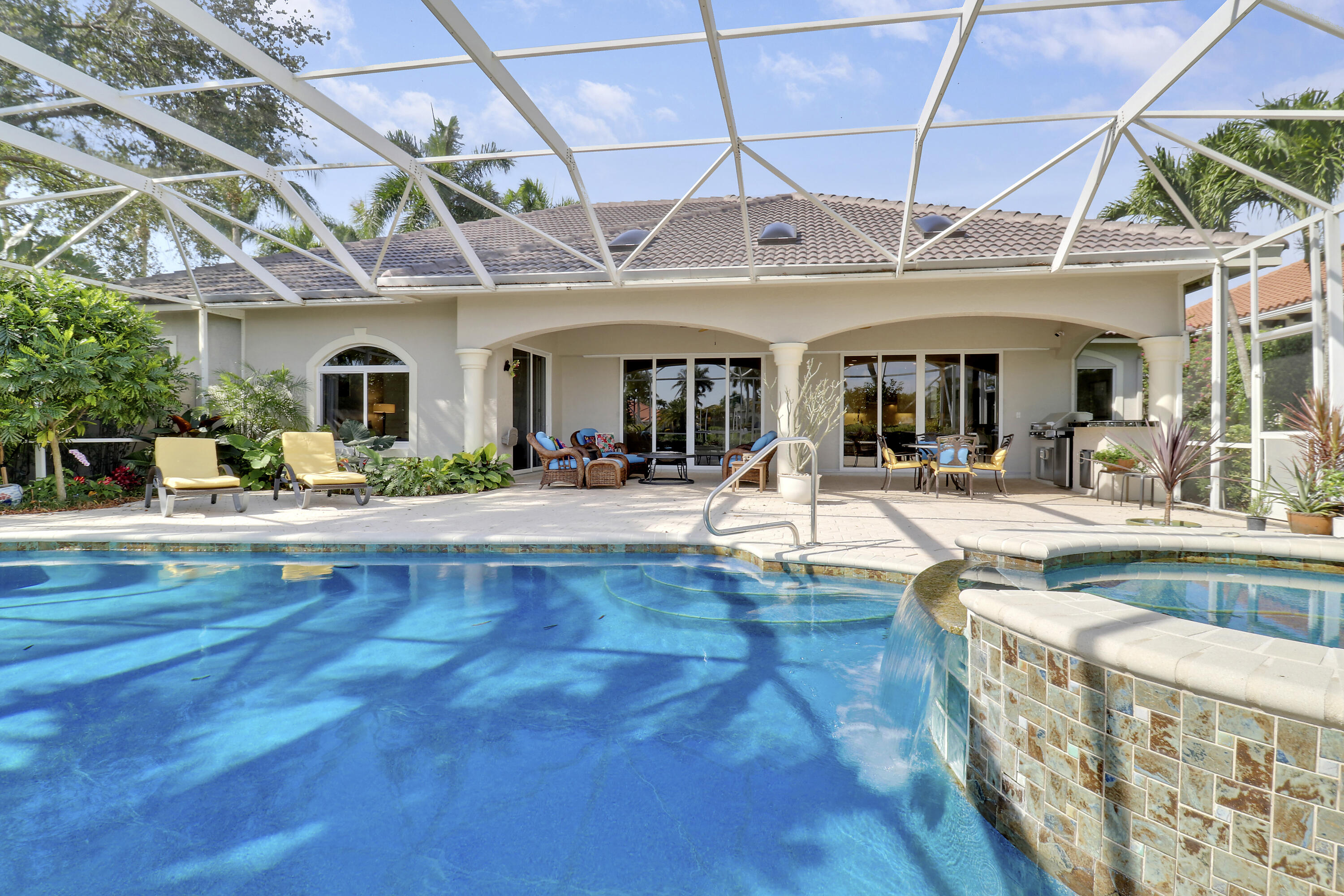 8733 SE Compass Island Way