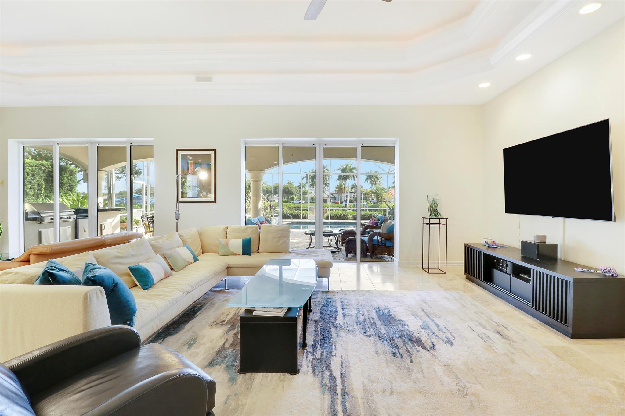 8733 SE Compass Island Way