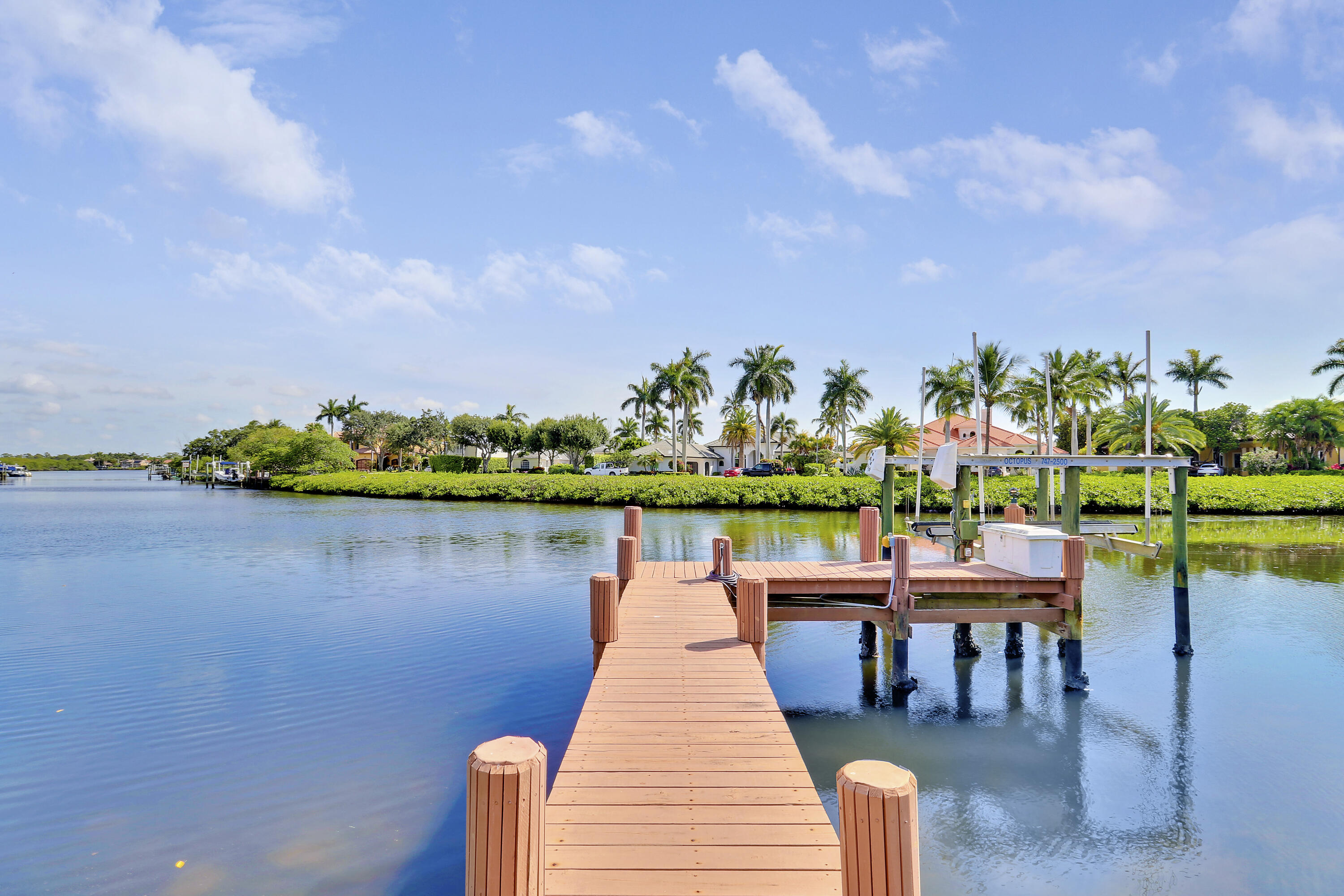 8733 SE Compass Island Way