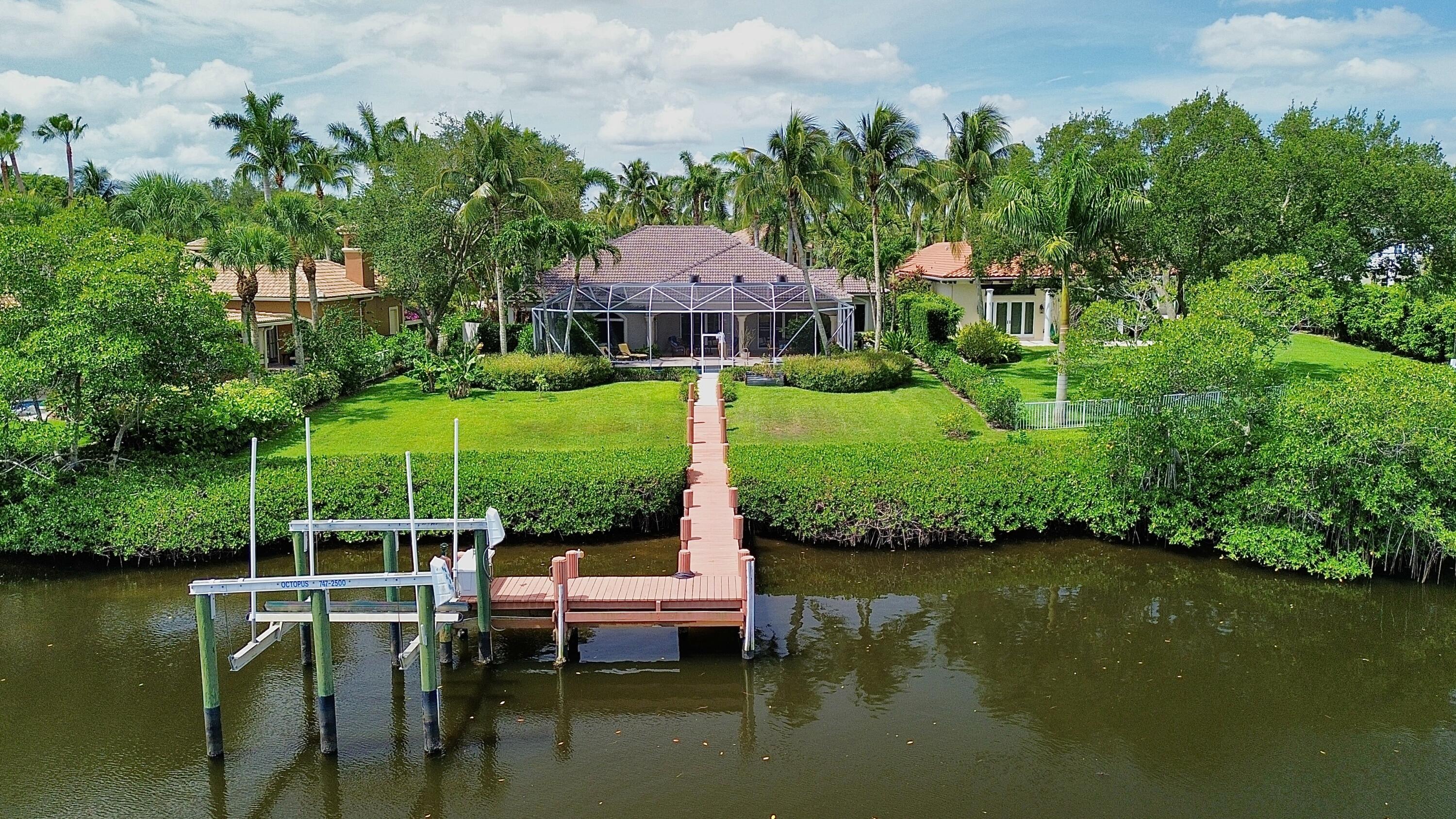 8733 SE Compass Island Way