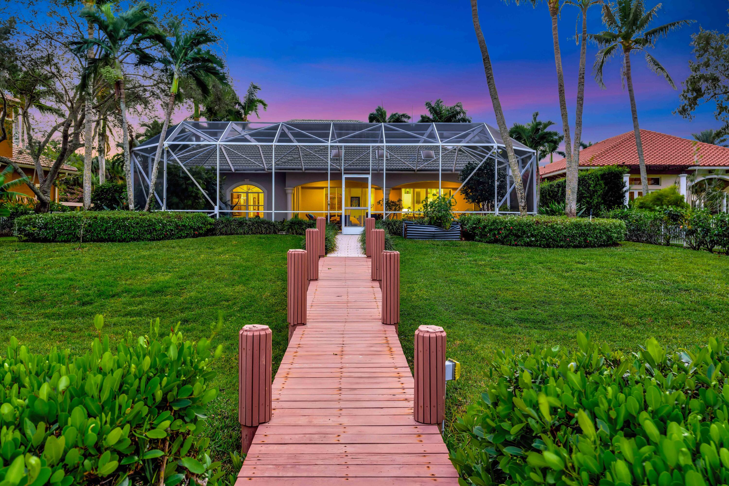 8733 SE Compass Island Way