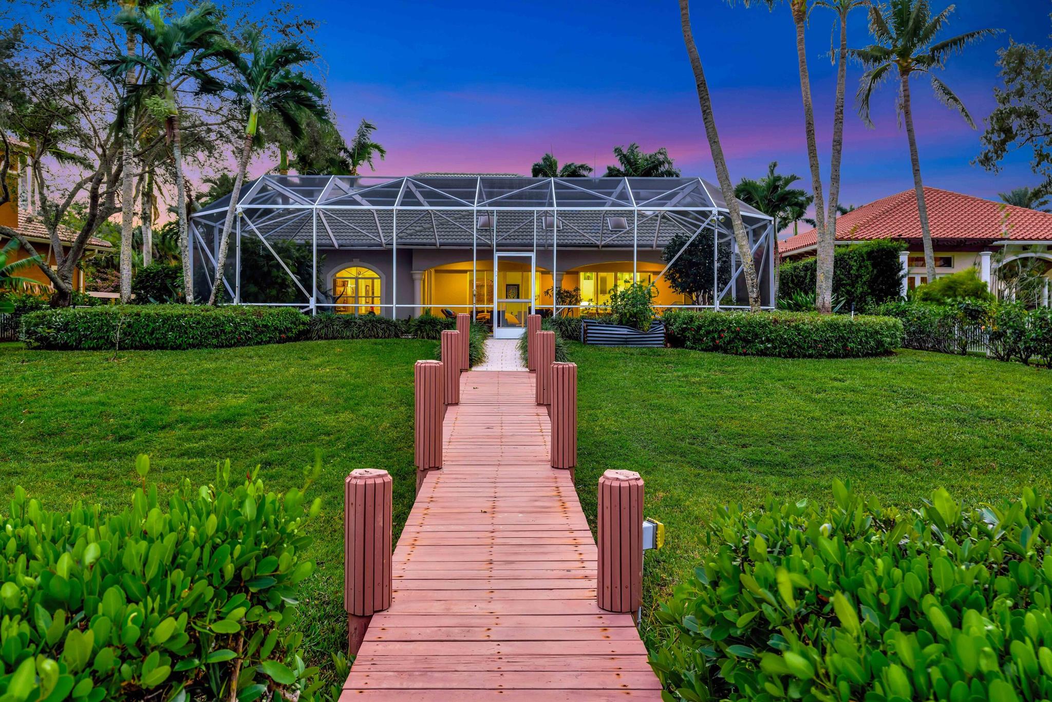 8733 SE Compass Island Way