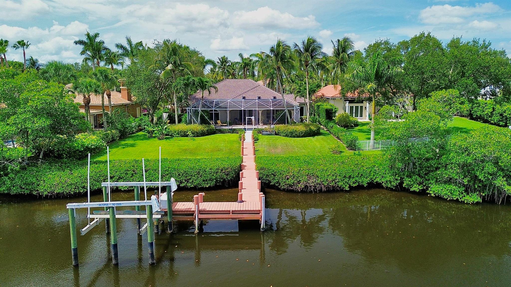 8733 SE Compass Island Way