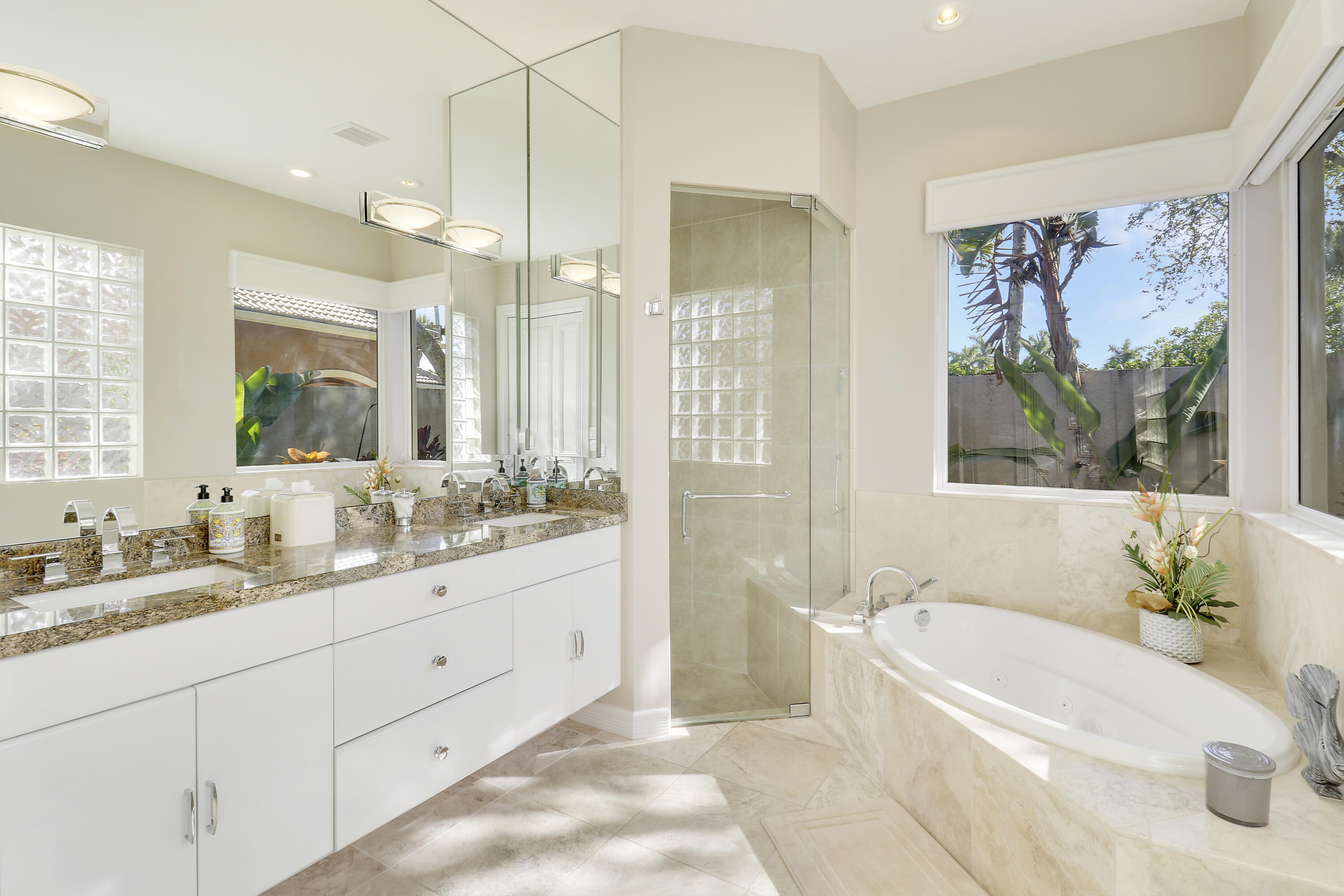 8733 SE Compass Island Way