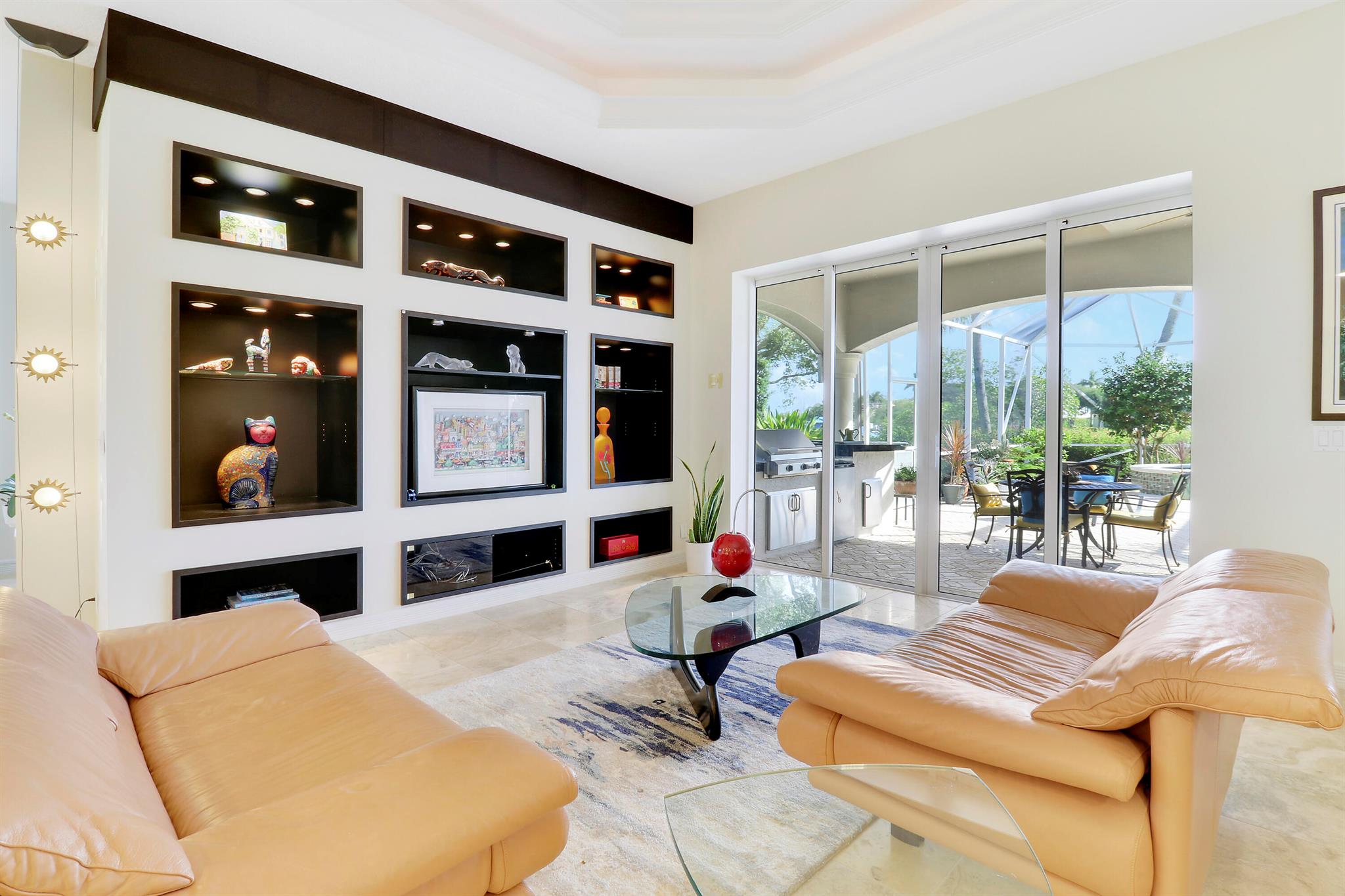 8733 SE Compass Island Way