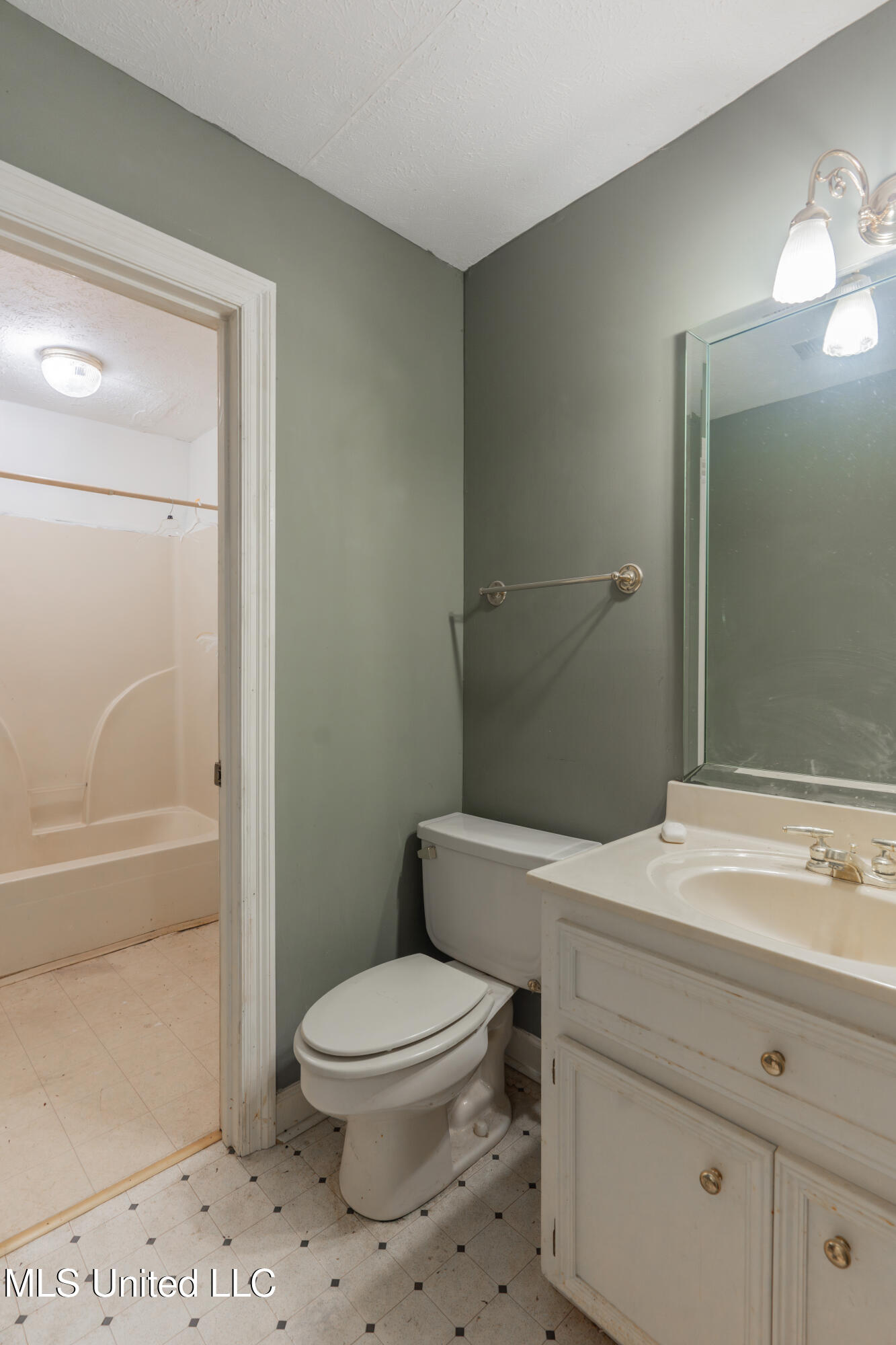 100 Green Oak Cove