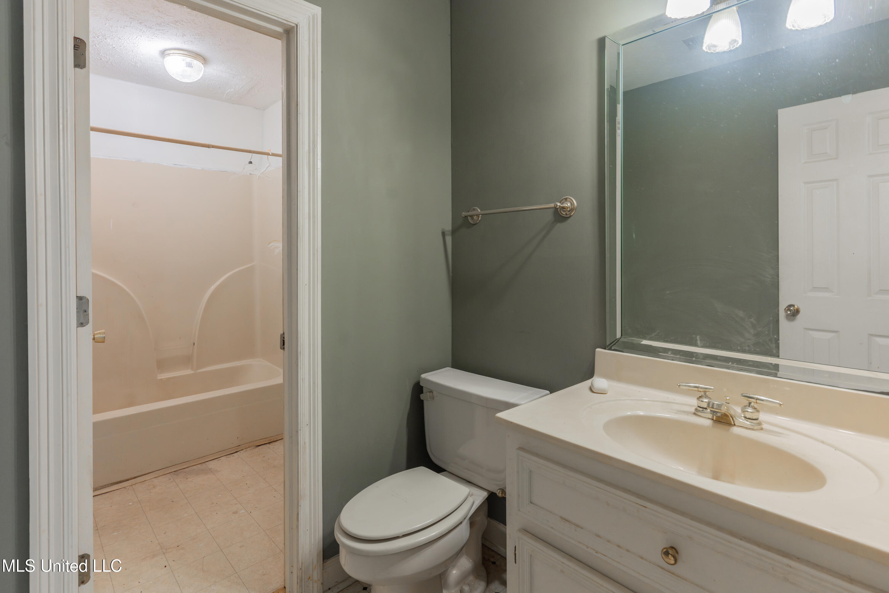100 Green Oak Cove