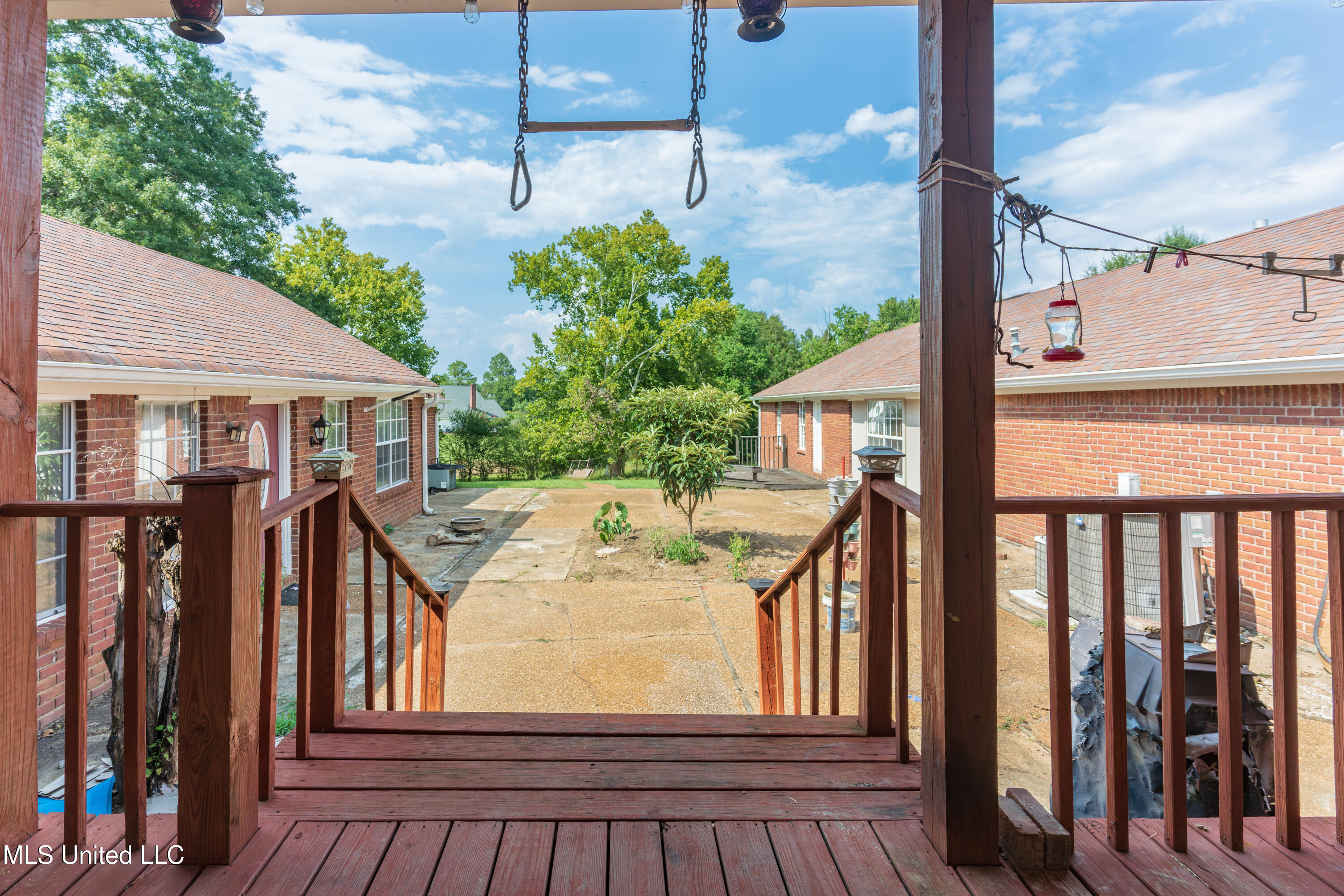 100 Green Oak Cove