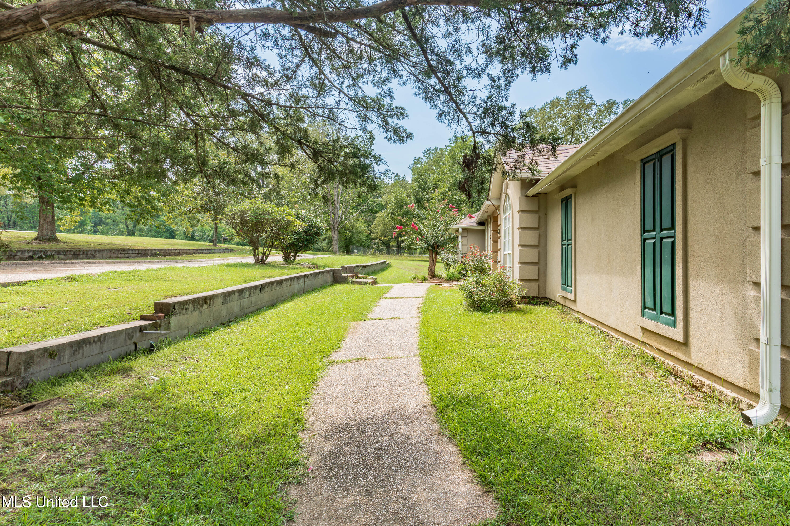 100 Green Oak Cove