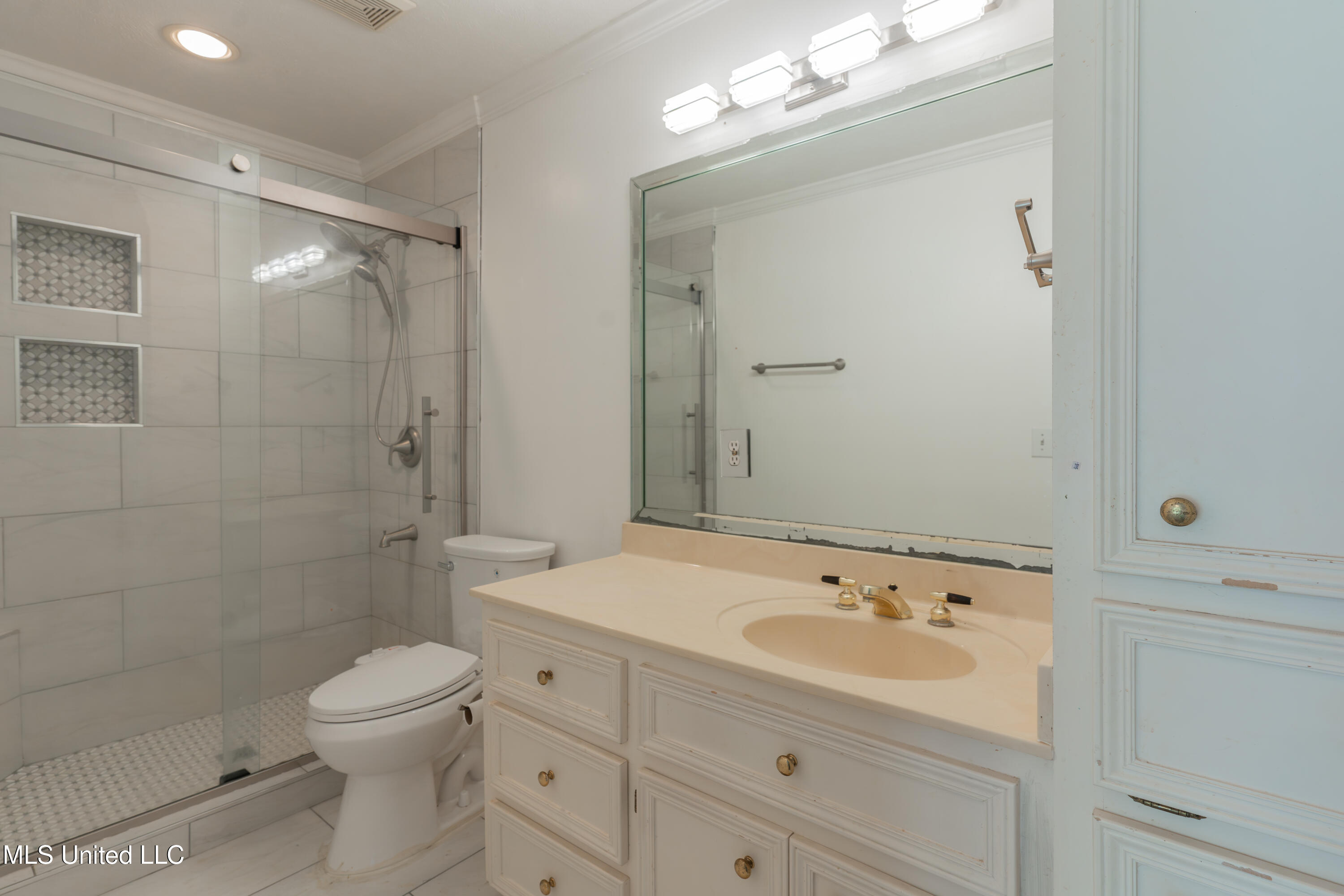 100 Green Oak Cove